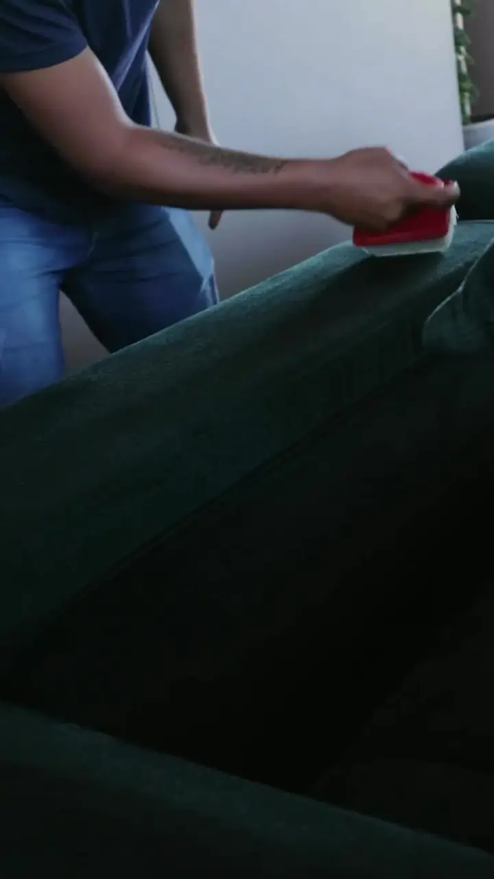 Técnico da JClean limpando estofado com escova
