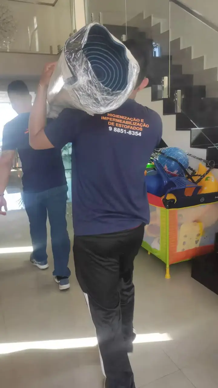 Técnico da JClean levando o tapete embalado para a lavanderia